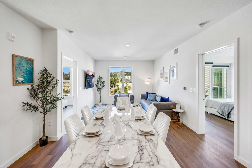 Luxury 3BR Hollywood Sign View by Oneluxstay