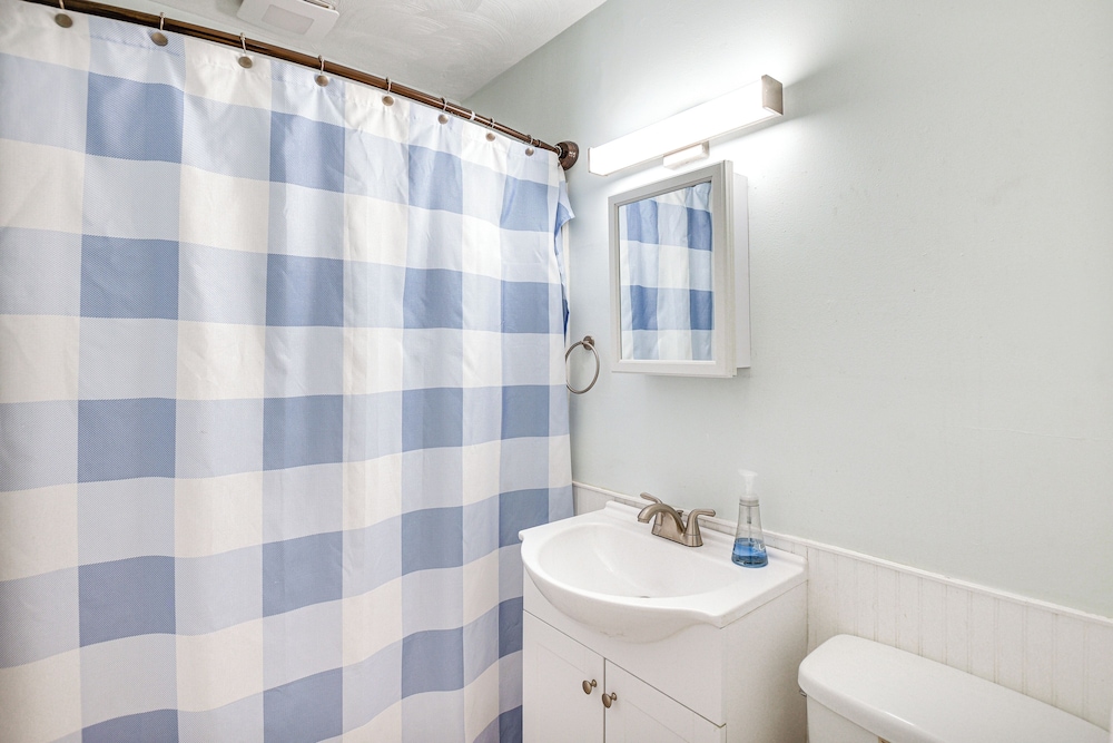 Walk to Beach & Chesapeake Bay: Norfolk Retreat!
