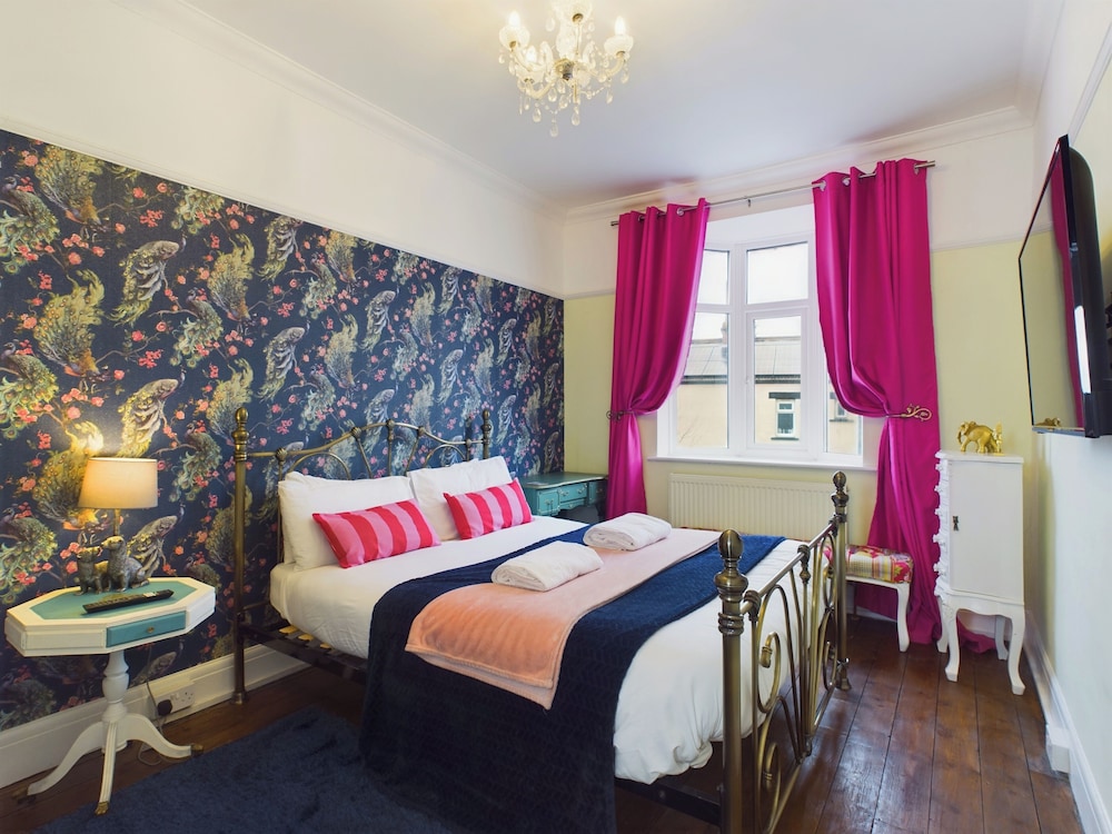 Unique 2 bed Leigh-on-sea- With Real Piano