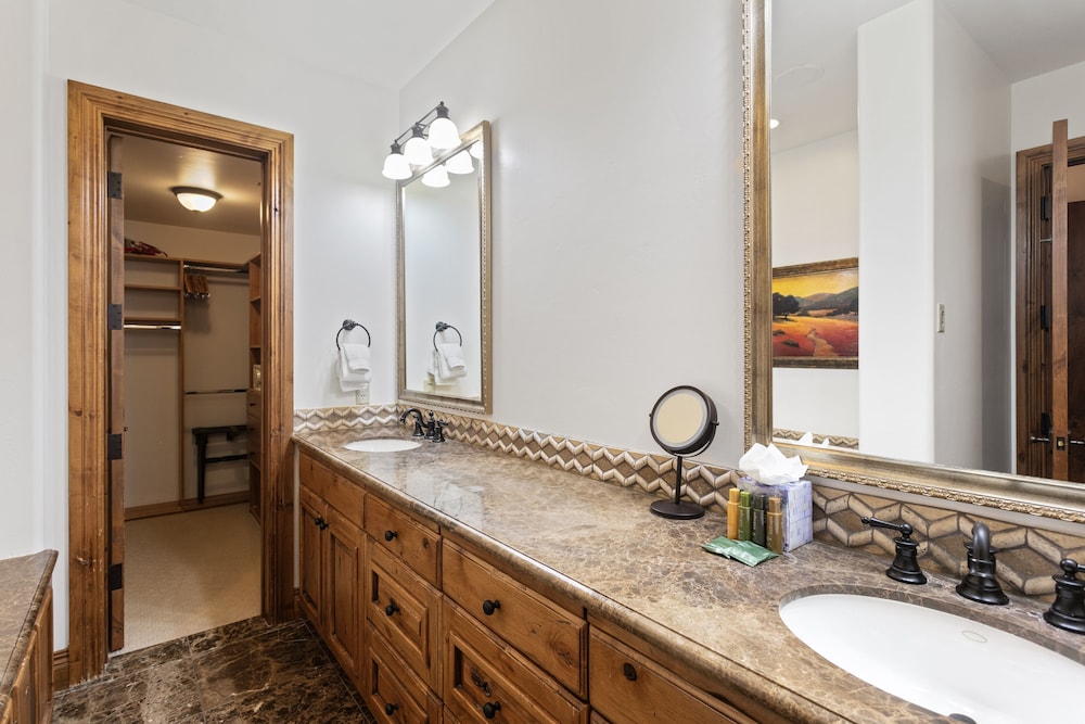 Grand Lodge - Three Bedroom #201 - Ski-in/ski-out 3 Condo