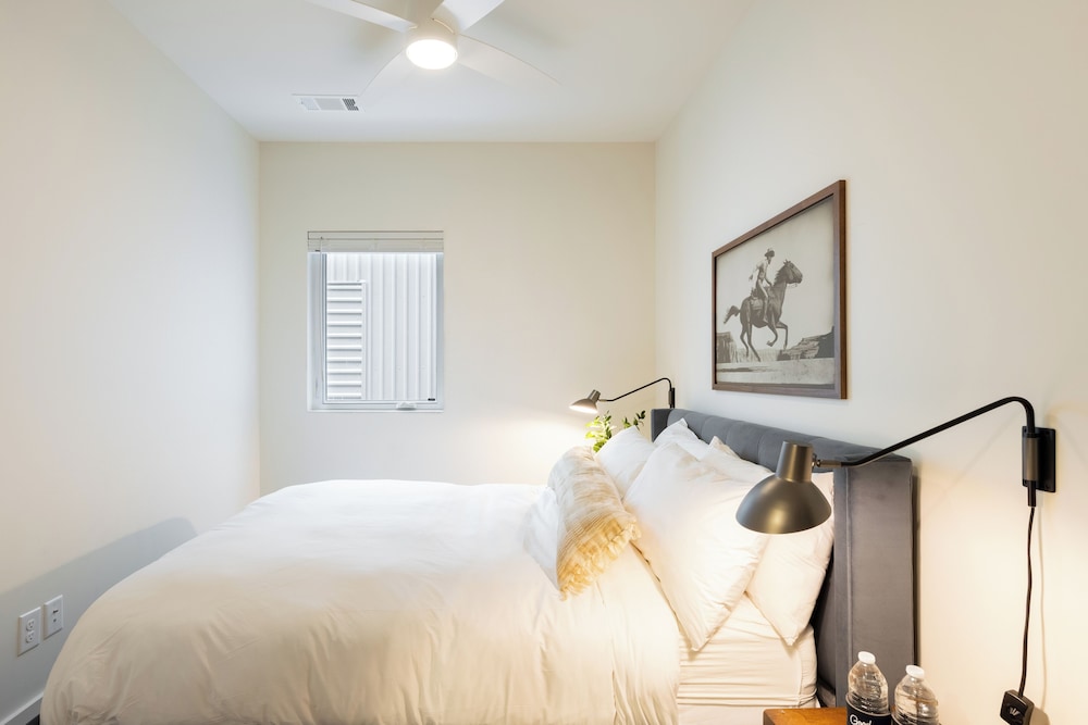 The Outrider by AvantStay Chic Stay Close to Broadway
