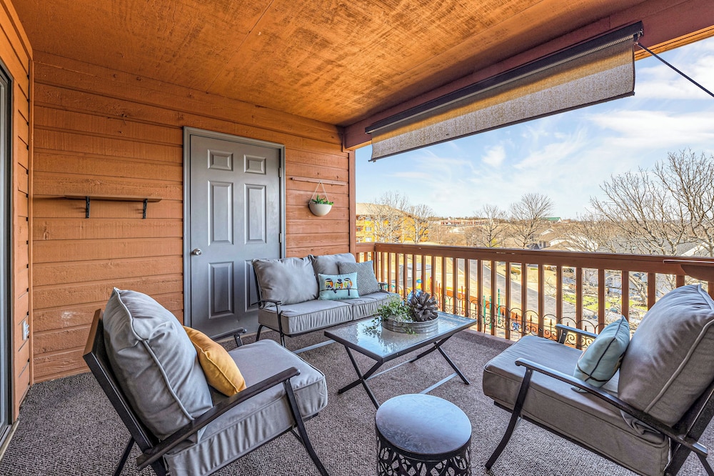 Bright Stylish Condo w/ Balcony