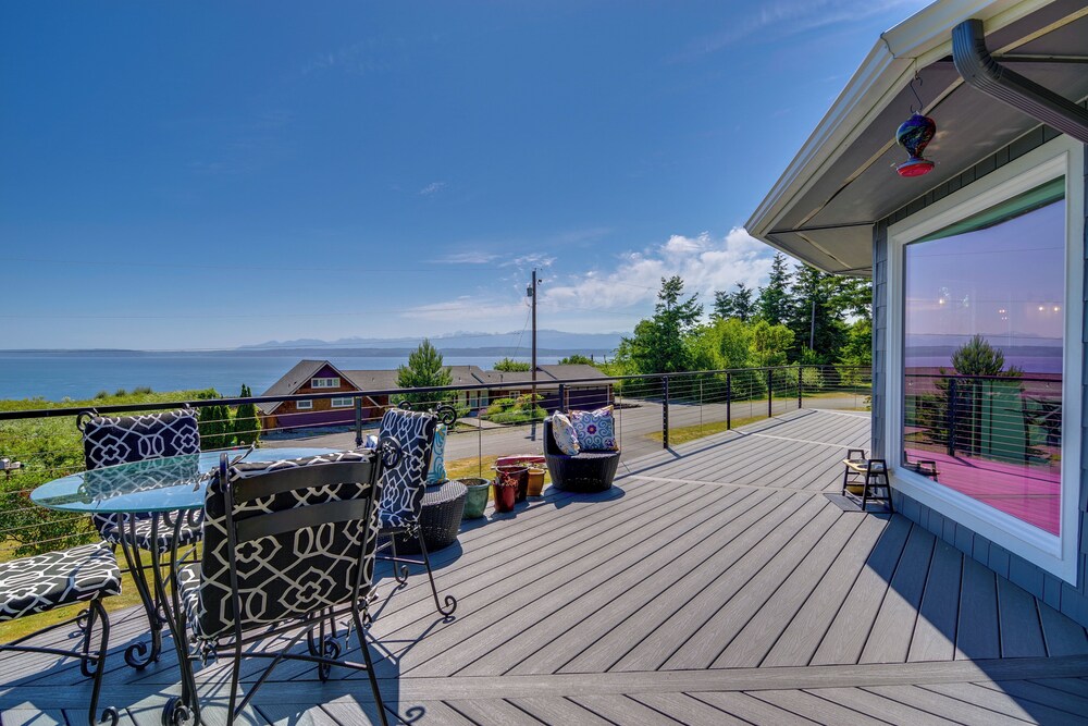 Spacious Deck w/ Ocean View: Puget Sound Gem!