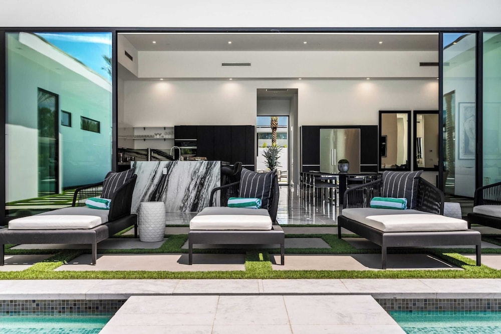 Sleeps 20 Pool, Hot Tub, & Pickleball Stay in Indio Bravo Villa #9