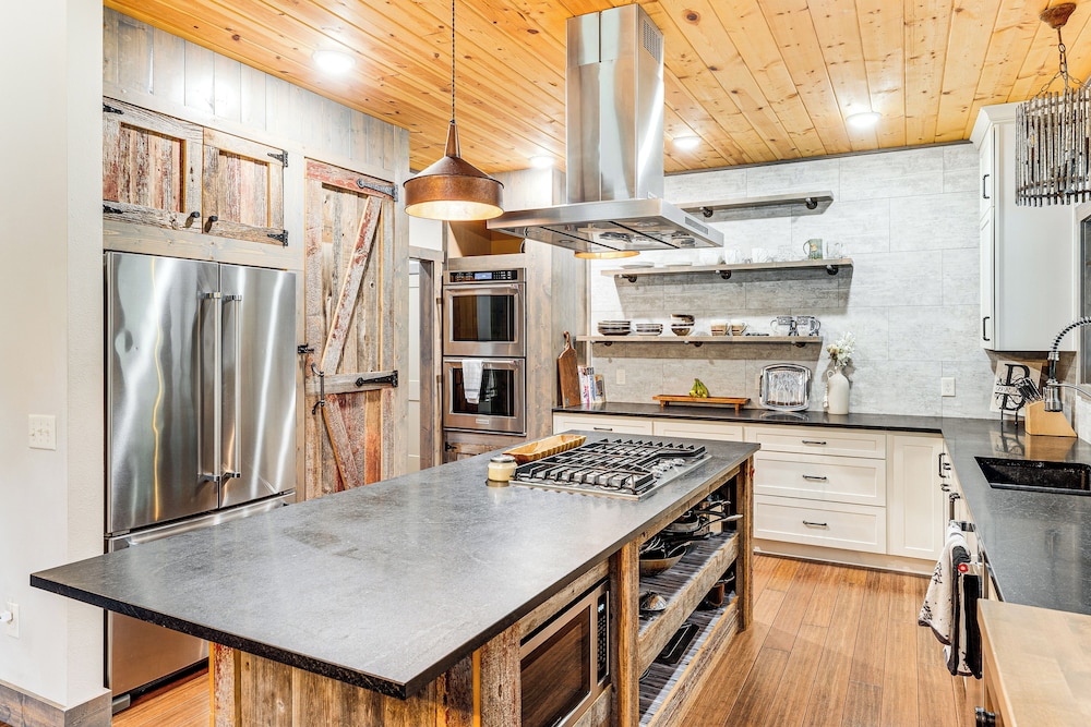 Luxe Barndominium Retreat Near Blue Spring Lake!