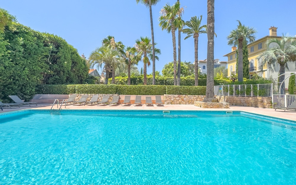 Le First in Cannes With 2 Bedrooms and 2 Bathrooms