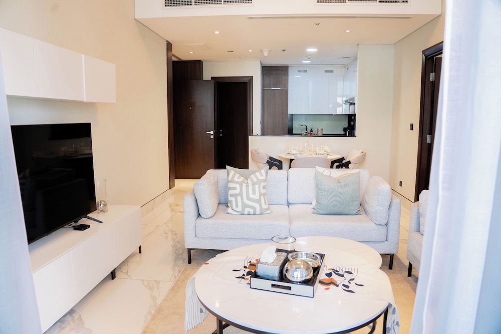 Cozy 1BR With Canal Views Full Amenities