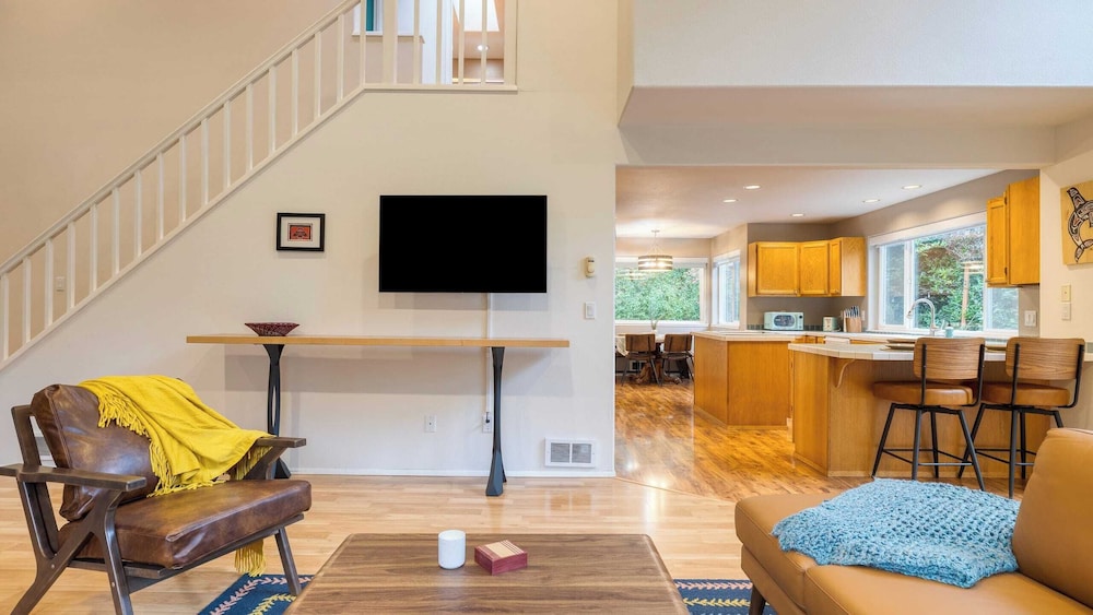Stylish Forest Getaway on Whidbey Island Near Beaches, Wineries & Trails Cedarview Retreat by Avantstay