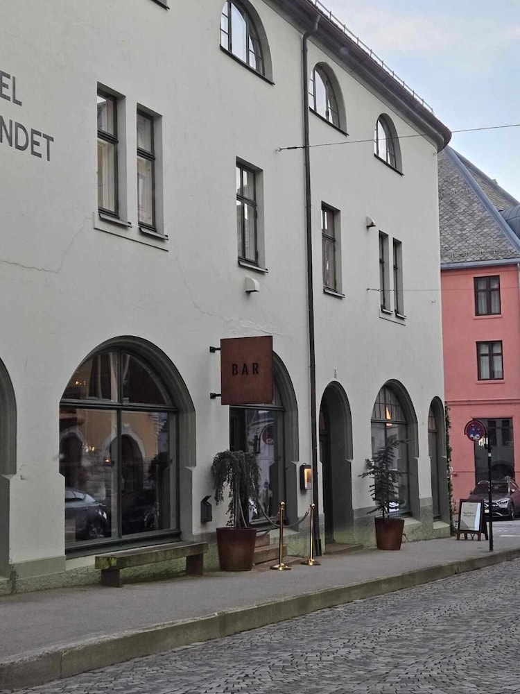 In the Heart of Brosundet! Fully Equipped 3 Bed Room Ap