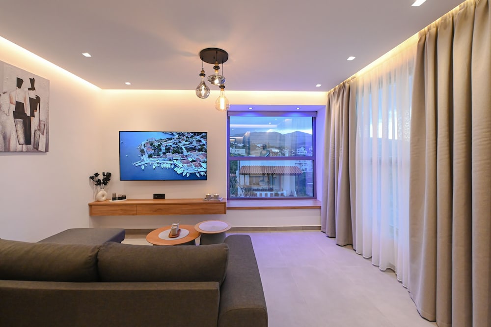 MGK Luxury Suites With a Private Pool Ligaria