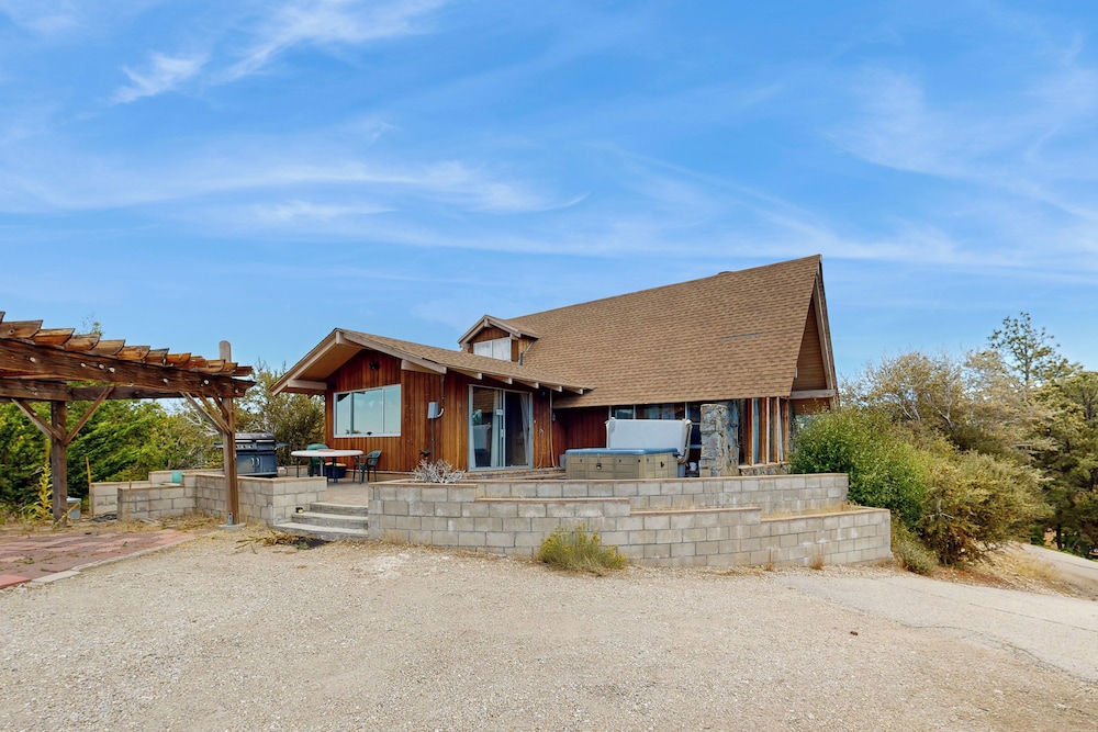 Mountain & Lake View Dog-friendly Retreat