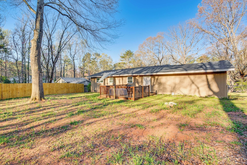 18 Mi to Downtown Atlanta: Quiet Home w/ Fire Pit