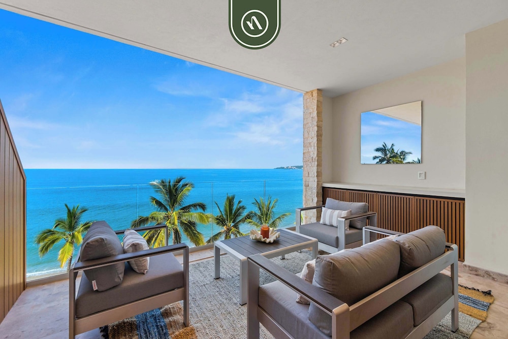 New Stylish 1 BR Condo - Ocean Views - Flex Room