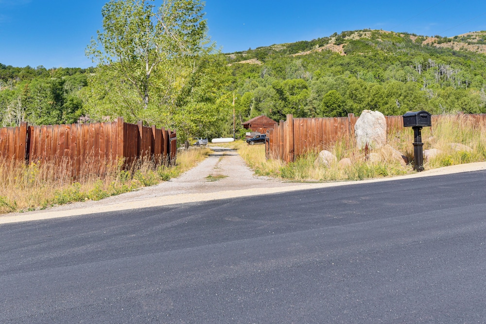 Ski, Hike & More: Homey Huntsville Retreat!