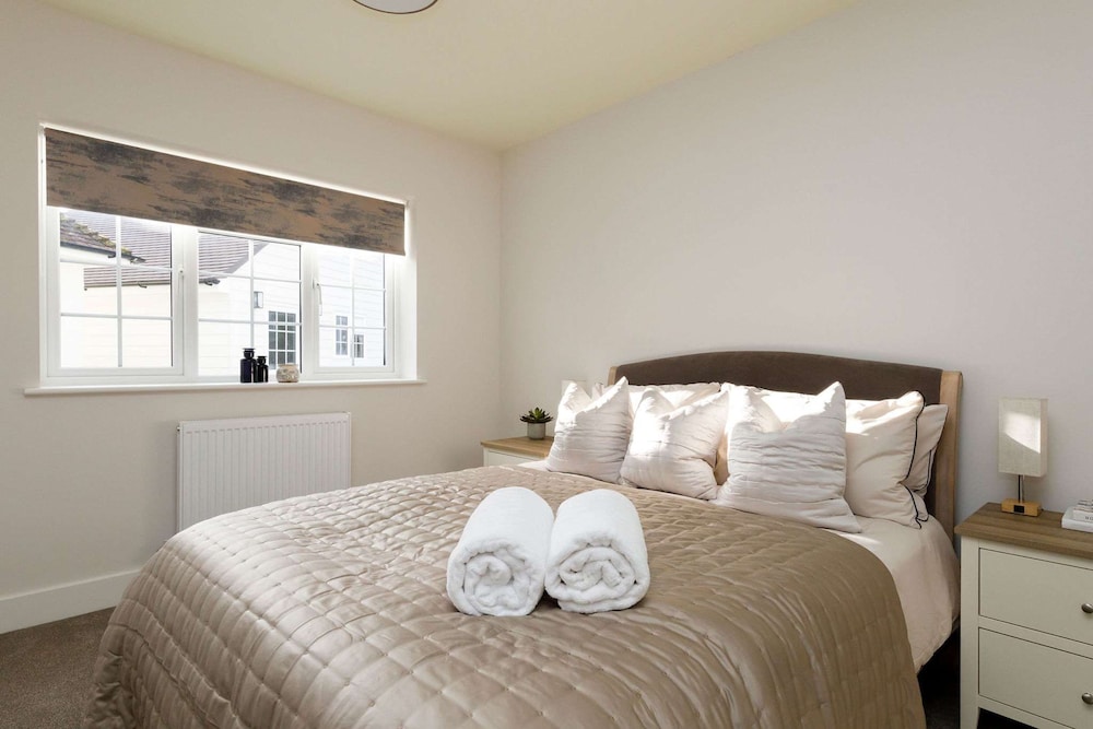 Beautiful 4-bed Close to South Downs Goodwood