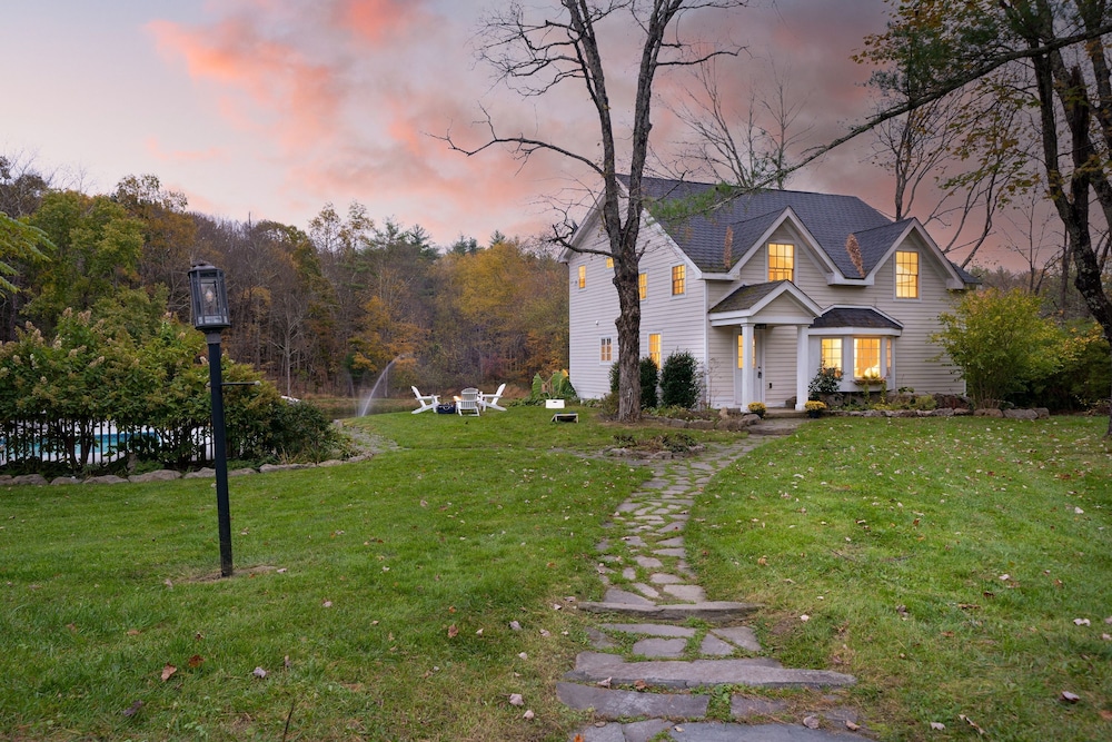 Cortland by Avantstay Charming Heritage Estate w Private Lake Pool