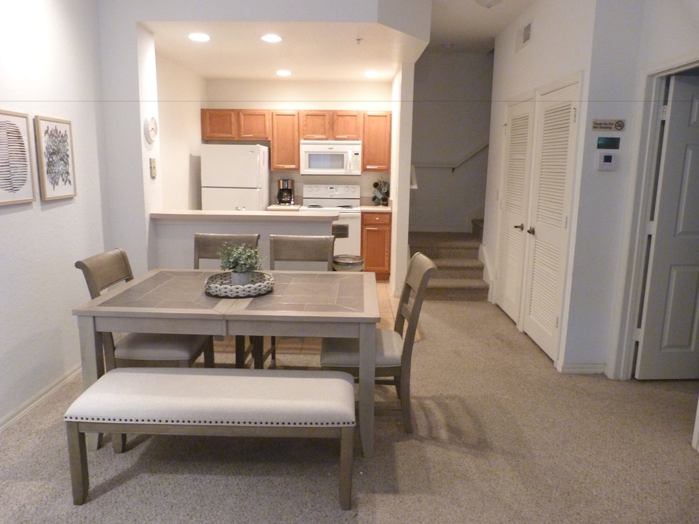 Near Theme Parks! Gorgeous 3 BR Town Home, Splash Park, Pool, Lake, And More!