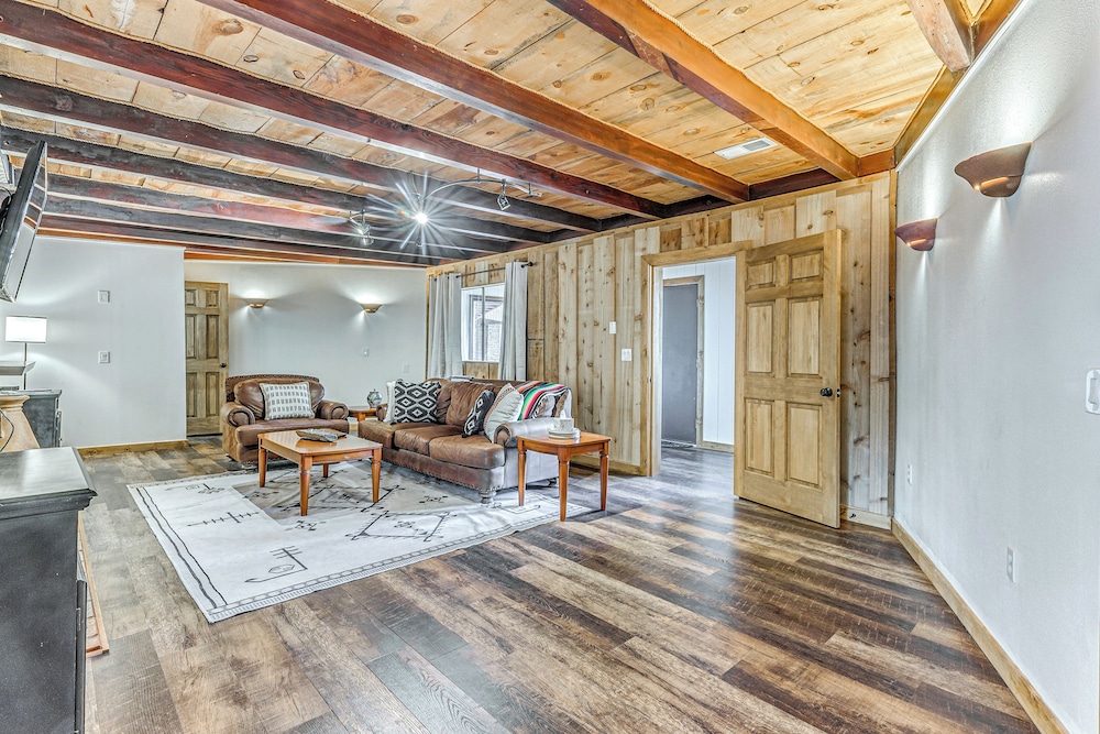 Walk to Midtown Ruidoso: Modern-rustic Cabin