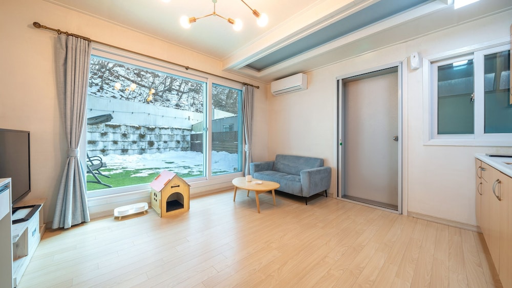 Pocheo Welcome Paw and Meow Pet Pension