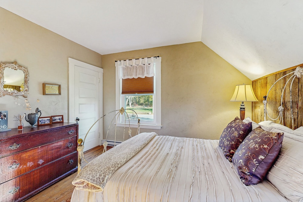 4BR House w/ Kitchen, Jetted Tub, Wifi + gas Grill