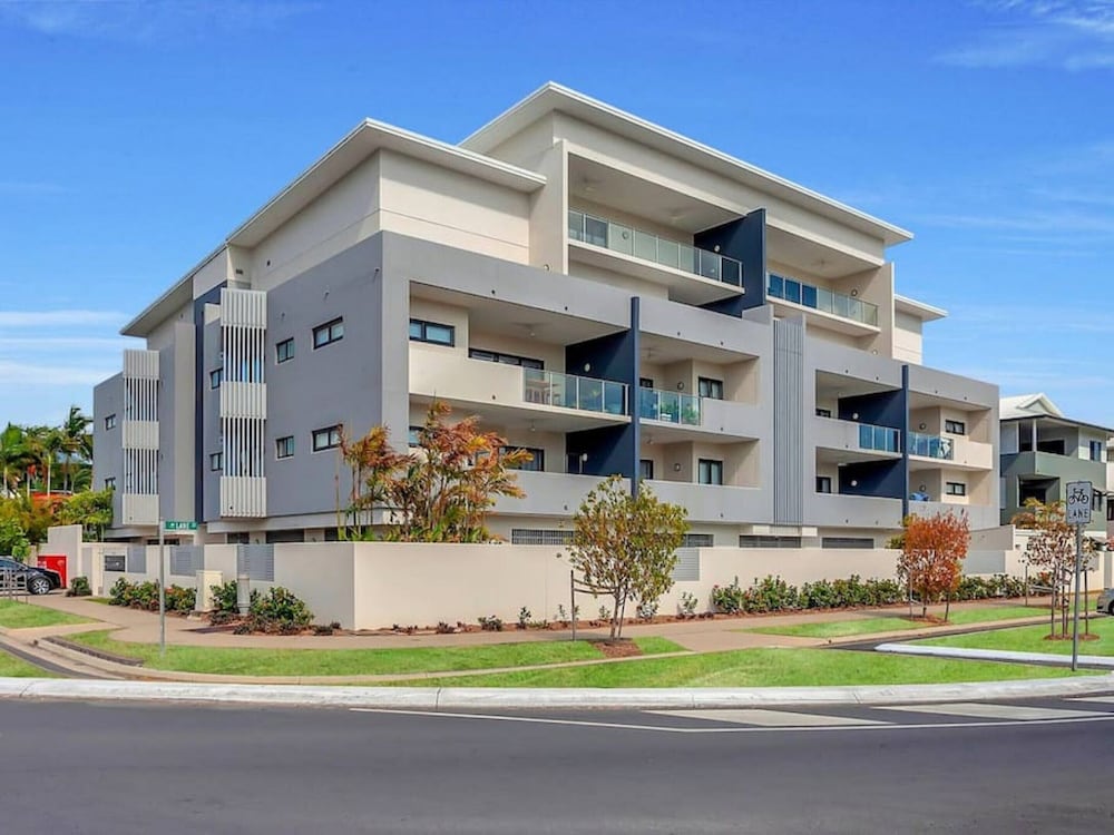 Coastal 2-bed With Parking & Pool by the Ocean