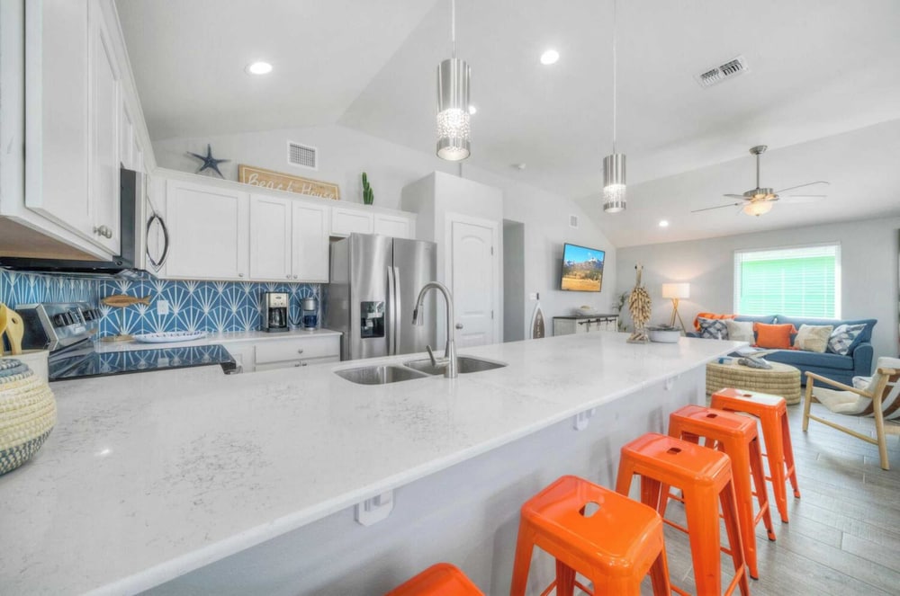 Sleeps 21, 2 Homes Private Pool, Patio Lounge w/ Fire Pit, Bar, TV, & Games