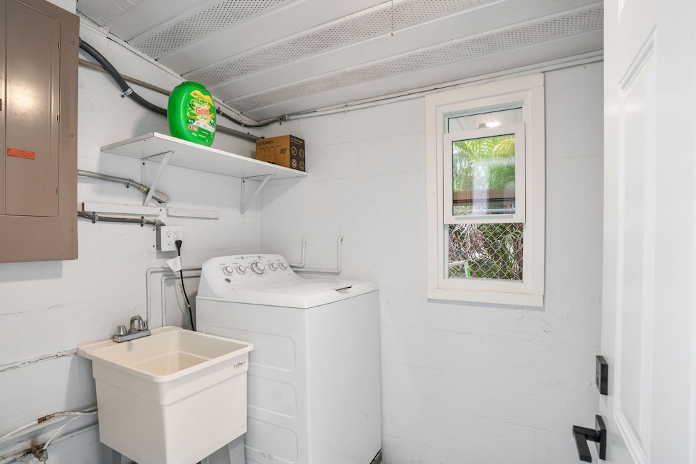Heated Pool Hot tub Close to Beach Pet Friendly