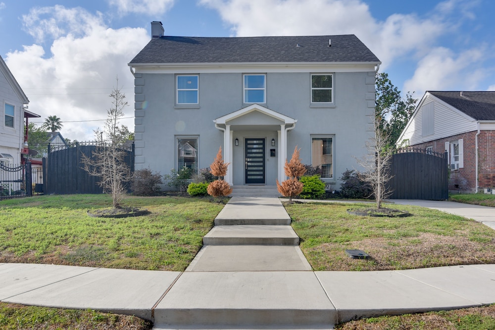 Eclectic Houston Home w/ Pool Table, 5 Mi to Dtwn view 5