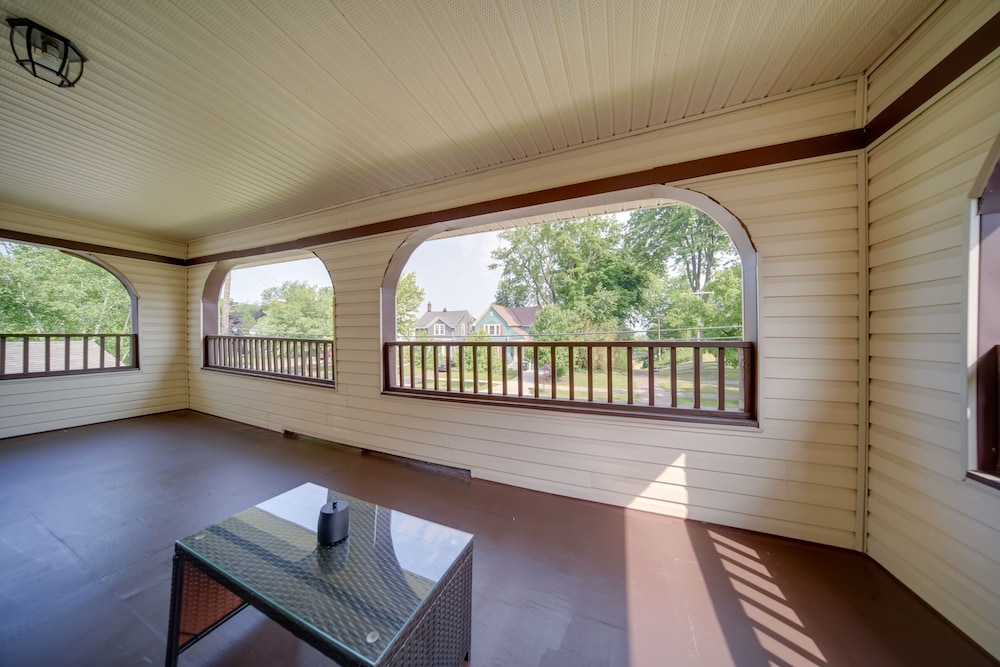 Ashtabula Vacation Rental w/ Covered Balcony view 3