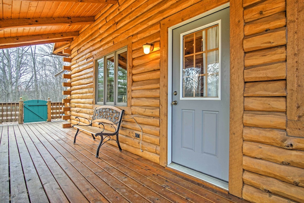 Remote Pentwater Cabin in the Woods: 5 Mi to Dtwn