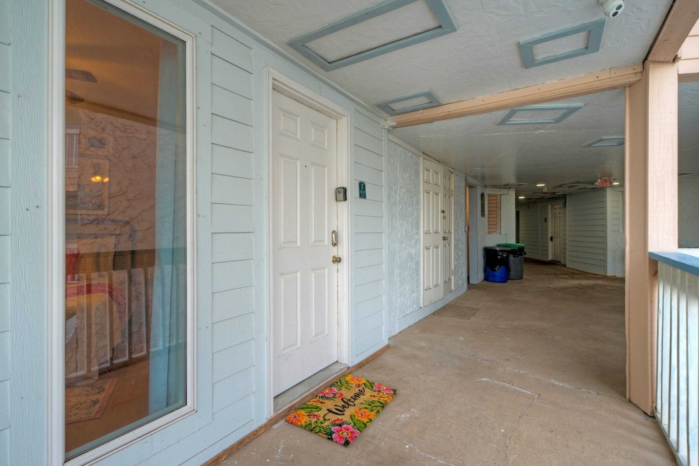 Private Balcony w/ Ocean View Pool & Hot Tub Access Ocean Echo by Avantstay
