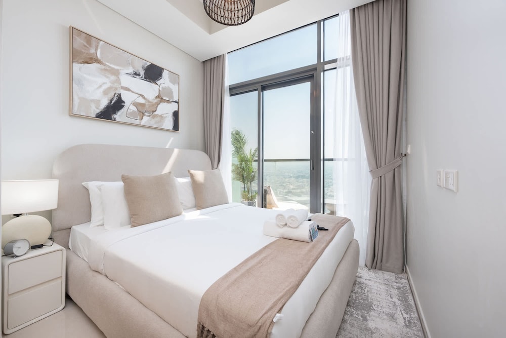 Modern Luxe 2BR in Business Bay