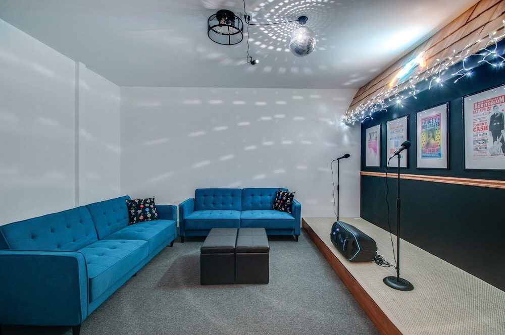 Rooftop DT City Views - Bluebird Karaoke - 14 Beds