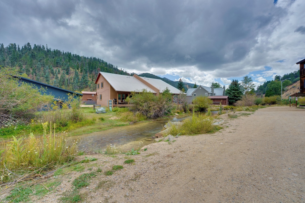 Red River Home w/ Ski Slope, Mtn & River Views!