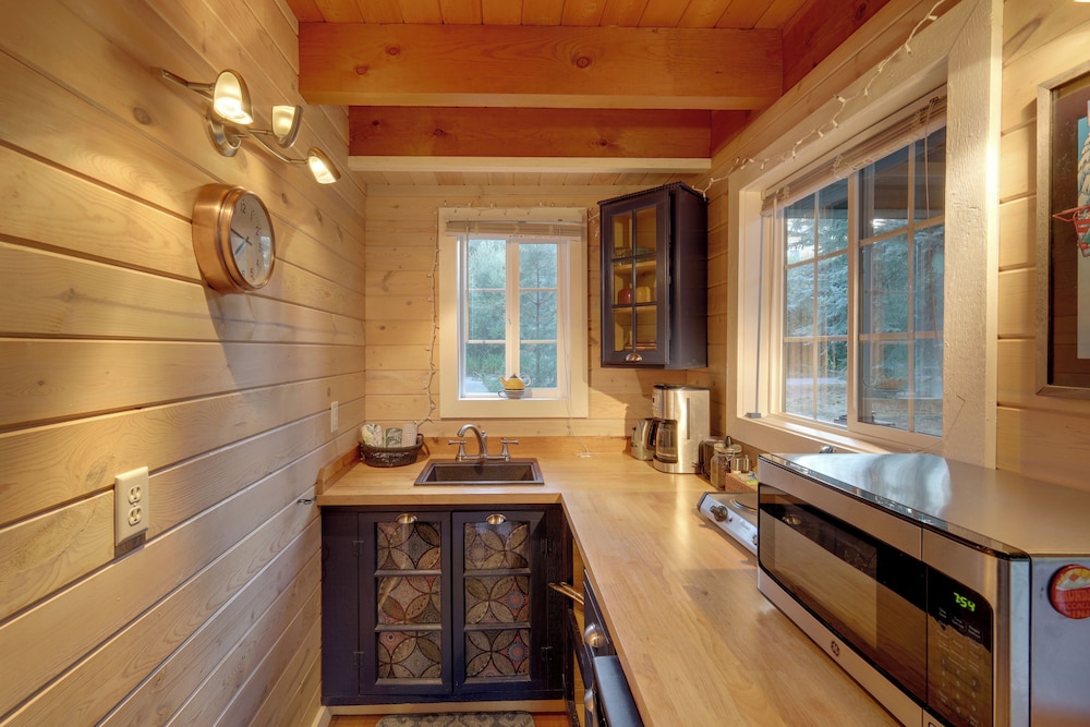 Ski, Hike, Relax By Water: Rustic Mccall Tiny Home