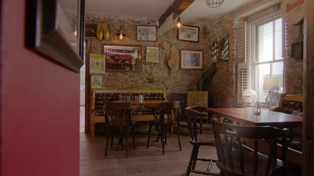 The Saratoga Bar & Rooms