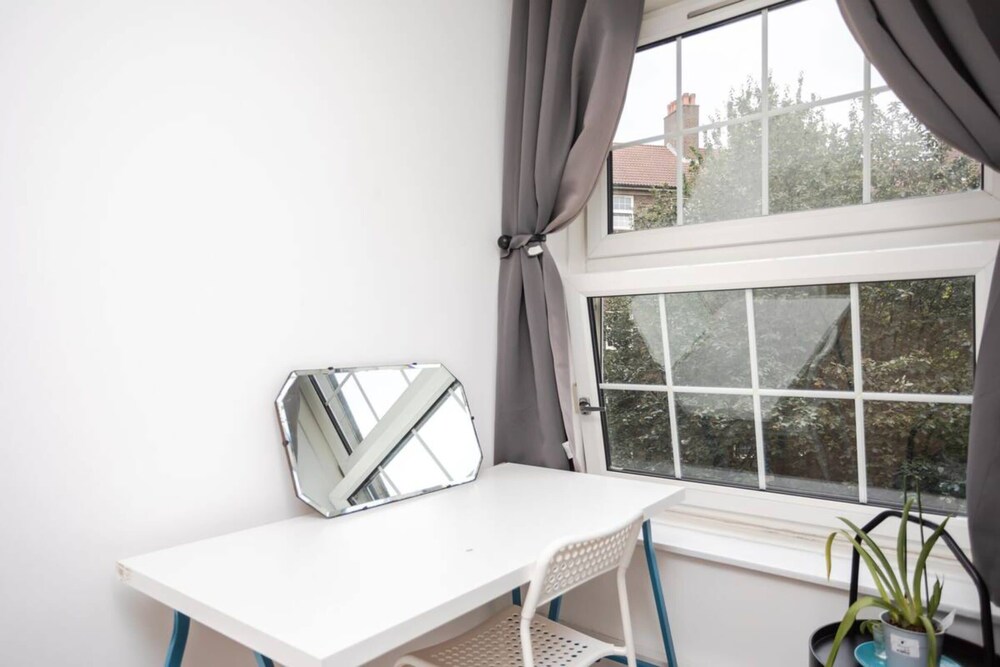 Spacious 4 Bedroom Apartment in Bethnal Green