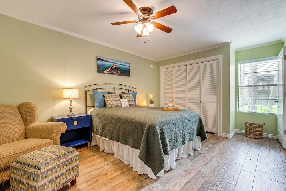 Walk to Lake Conroe - Condo w/ Community Perks!