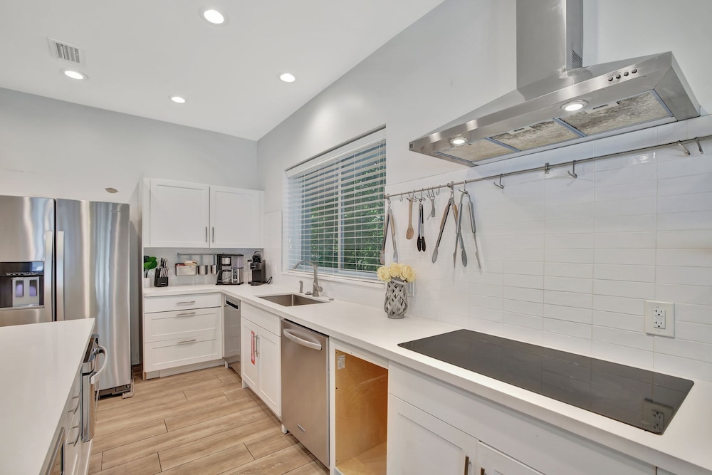 Seabreeze - 6BR Pool and Steps to Beach