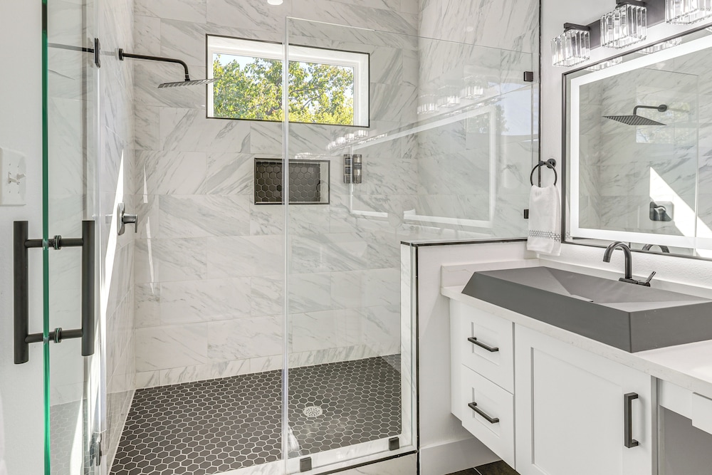 2 Mi to Dtwn Houston: Stylish Retreat w/ Balcony