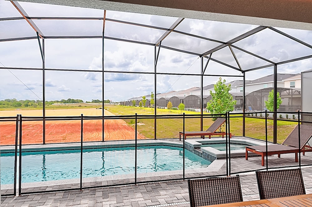 15807 Luxury 8 Bedroom Family Home With Game Room