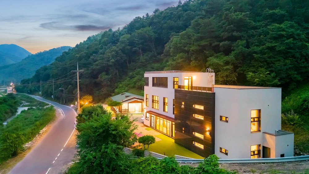 Gapyeong Youkids Poolvilla view 5