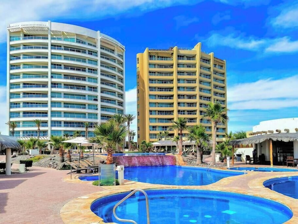 Stylish Condo With Serene Beach Infinity Pool