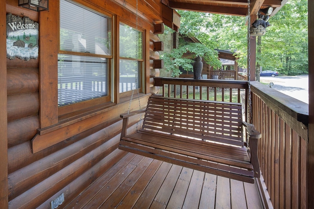 Er65 - Eagles Point - Great Location. Close To All The Action! 2 Bedroom Cabin by RedAwning view 5