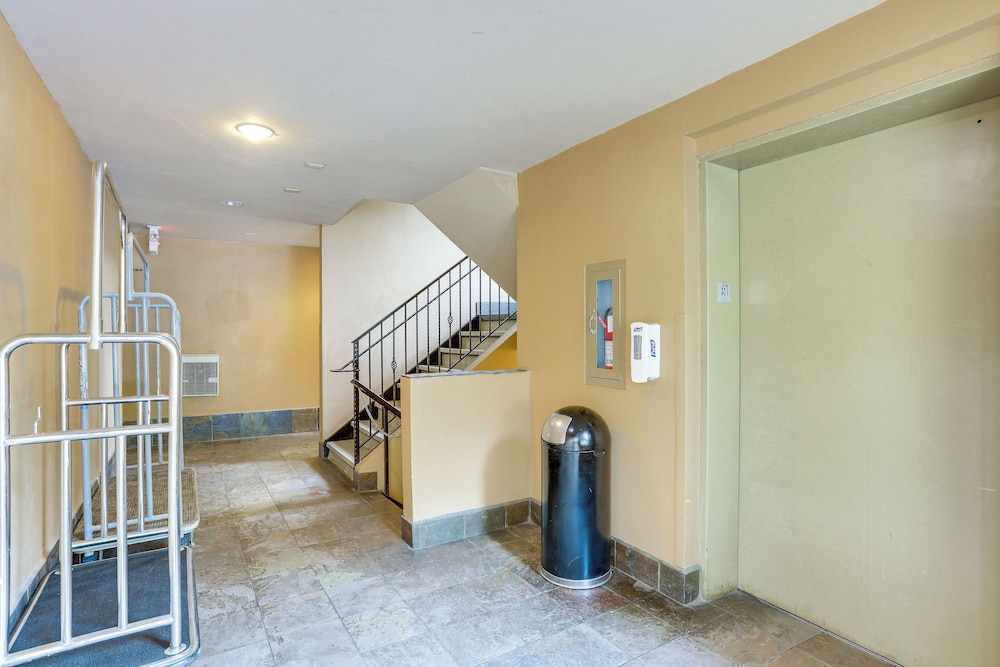 Sauna & Ski Shuttle Access: Mtn-view Condo in Avon