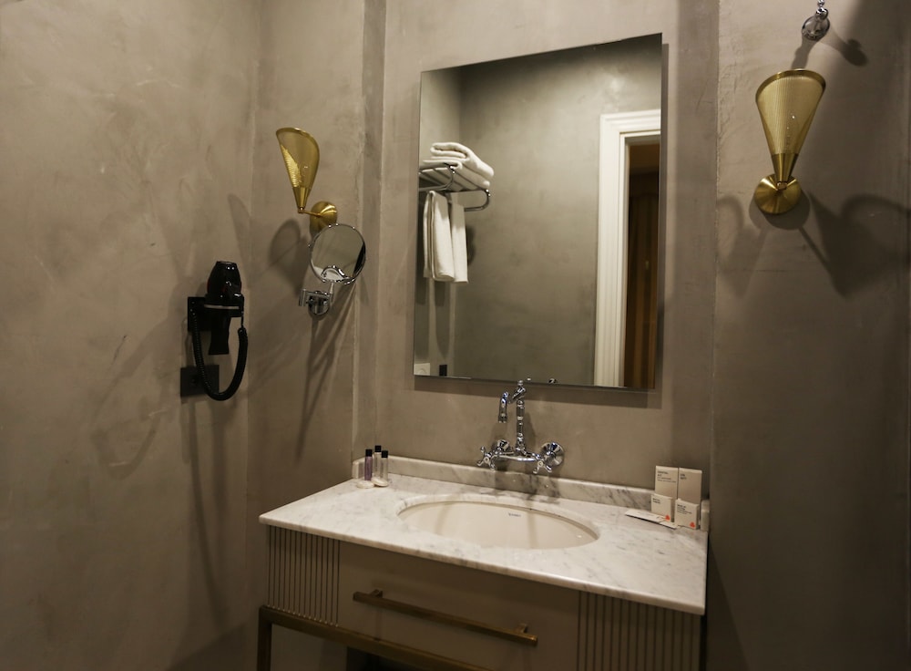 Royal Tophane - Image 31