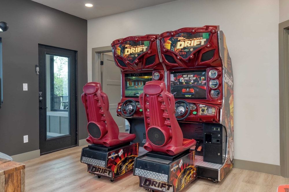 Luxury Group Retreat w/ Indoor Pool, Arcade & 56-mile Views Grand Vista Retreat