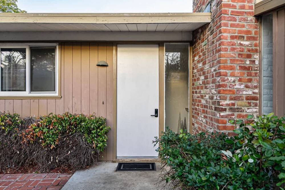 Entire 3br House With Playground