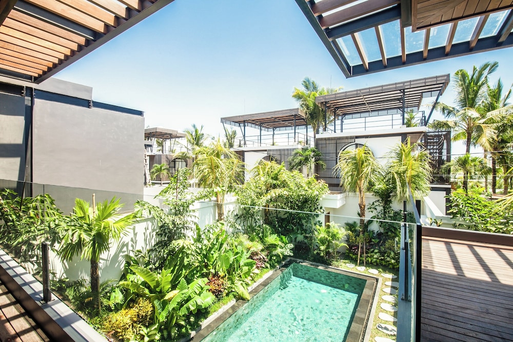 Seaside Escape: 4BR Villa, 190m to Canggu Beach
