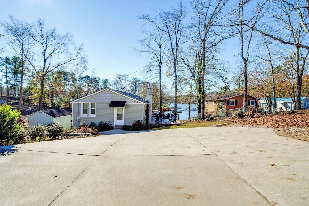 Lake Murray Retreat w/ Fishing Dock, Near Marinas!